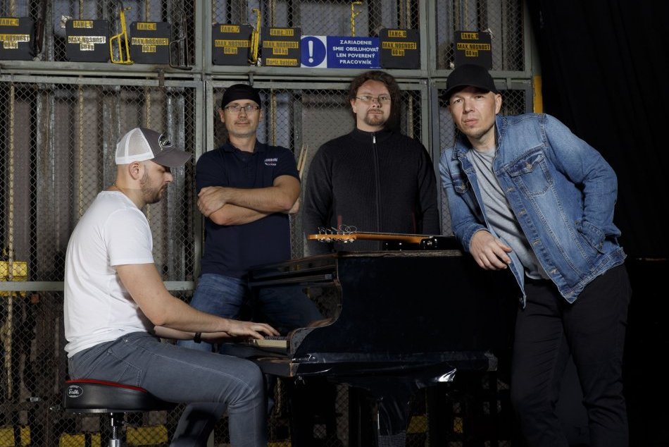 Ilustračný obrázok k článku Počuli ste už o kapele Audiora? Revúcki rockeri nahrali nový album, VIDEO