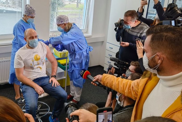 Ilustračný obrázok k článku Aj v Trnave sa začalo s OČKOVANÍM: Medzi prvými, ktorí sa nechali "pichnúť", bol primátor!