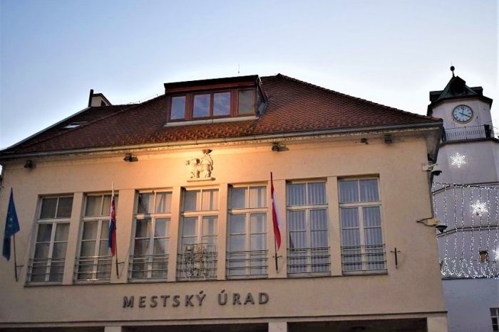 Ilustračný obrázok k článku Mestský úrad v Trenčíne pracuje v obmedzenom režime: Kedy je otvorený?