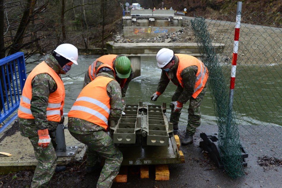 Ilustračný obrázok k článku V OBRAZOCH: Medzi Kysakom a Veľkou Lodinou stavajú provizórny most