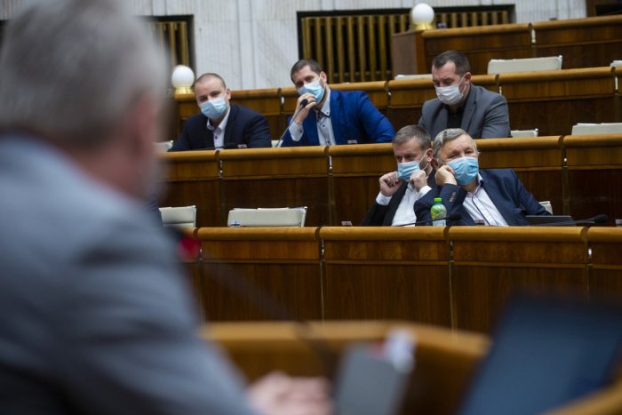 Ilustračný obrázok k článku Platy, aké väčšina Slovákov nemá ani za rok: Koľko zarábajú slovenskí poslanci?