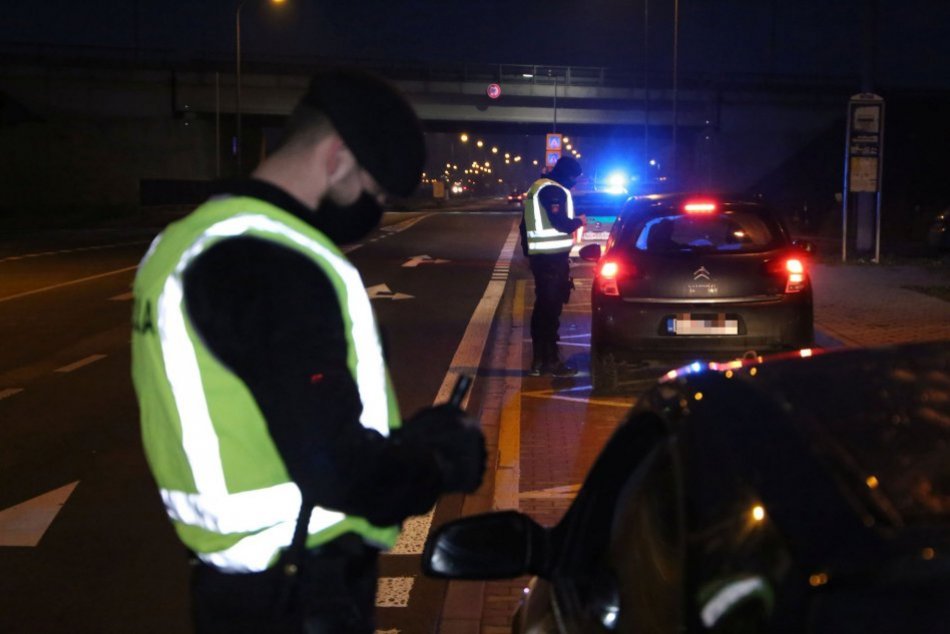 Ilustračný obrázok k článku Nitrianske ulice zaplnili policajti: Zamerali sa na dodržiavanie opatrení, FOTO