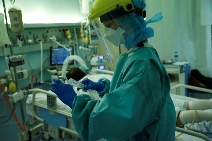 Ilustračný obrázok k článku Slovensko má za sebou ďalší zlý deň: Tisícky nových nakazených a desiatky úmrtí