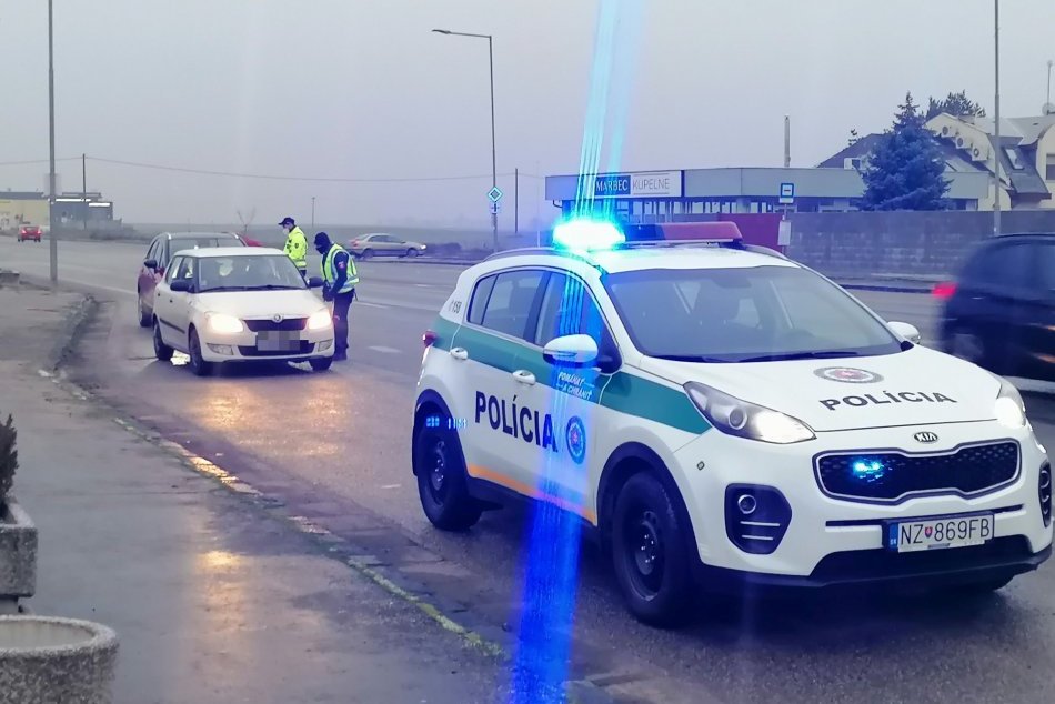 Ilustračný obrázok k článku Situácia v okrese sa zhoršuje: Novozámocká polícia prijala prísnejšie OPATRENIA!