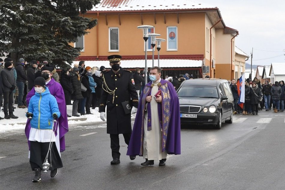 Ilustračný obrázok k článku V Štrbe sa rozlúčili s Milanom Lučanským: Za zvukov sirén a dohľadu polície, FOTO