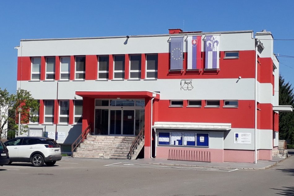 Ilustračný obrázok k článku Reakcia Beluše na aktuálny stav: Zatvorili úrad i knižnicu, zmeny v škôlke