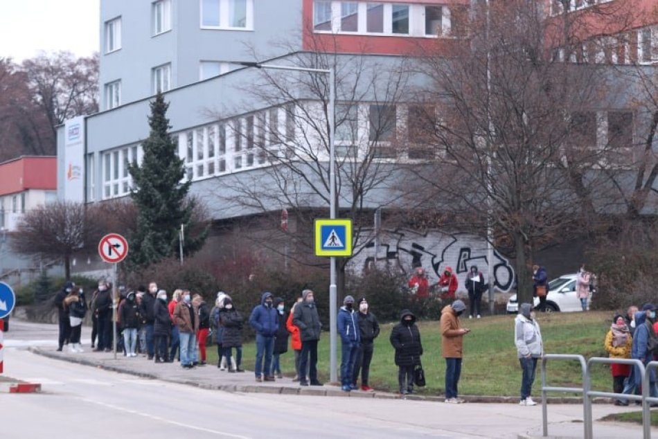 Ilustračný obrázok k článku Nitra odštartovala plošné testovanie: Pred odbernými miestami sú dlhé rady, FOTO