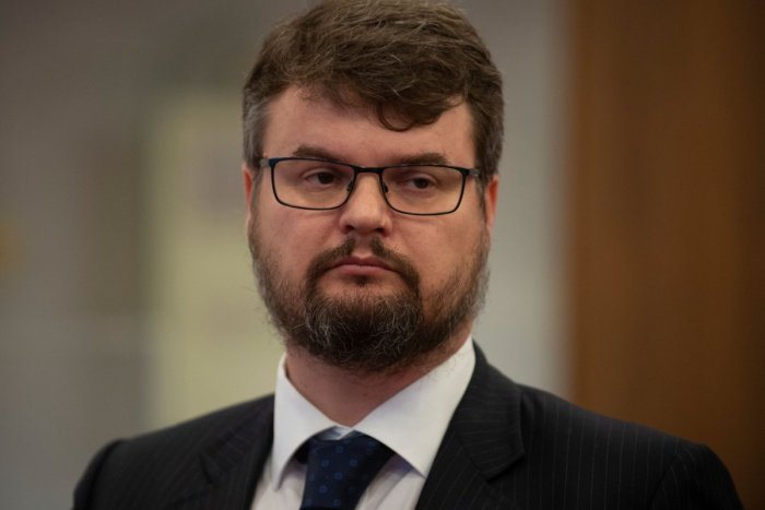 Ilustračný obrázok k článku Kto je 500 "vyvolených" s výnimkami od Mikasa? Kým premiér karhá občanov, Holého sa zastáva