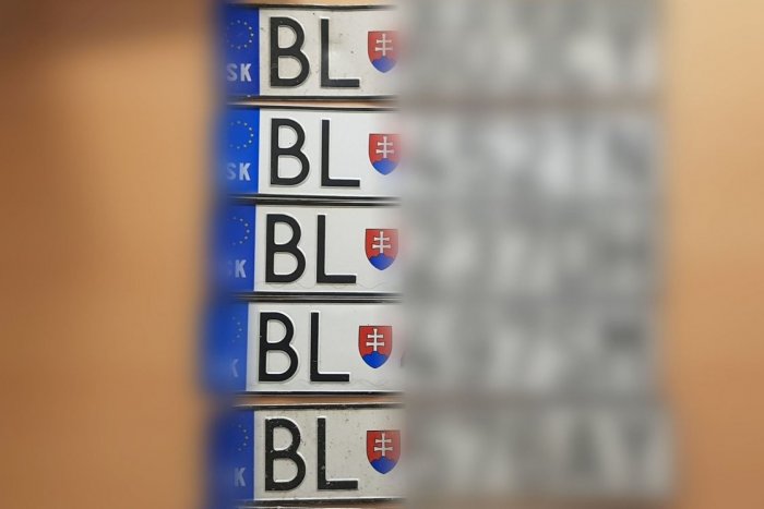 Ilustračný obrázok k článku Od januára sa ZMENIA tabuľky s evidenčným číslom: Nielen nové, ale aj LACNEJŠIE