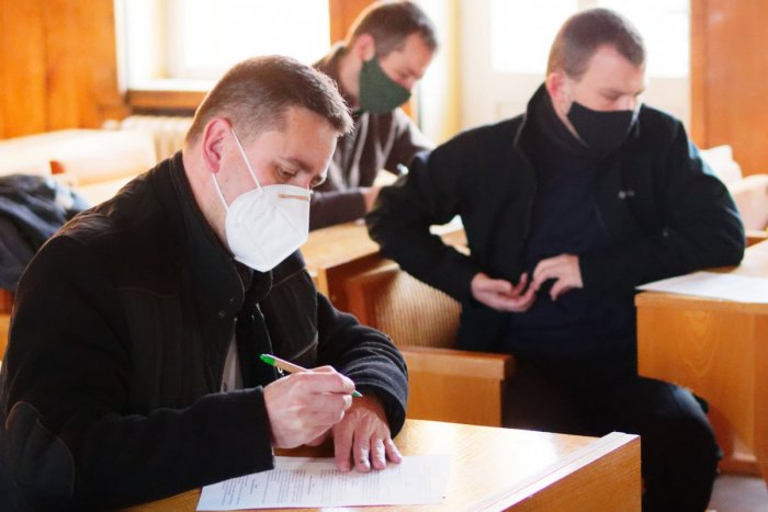 Ilustračný obrázok k článku Rúcho vymenili za ochranné obleky. V nemocnici vypomáhajú aj kňazi