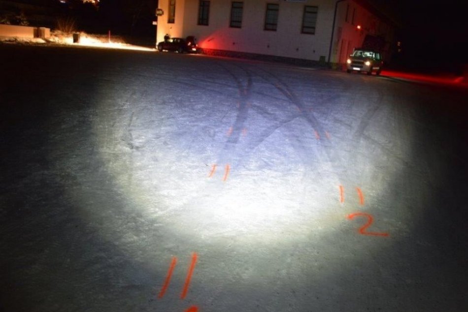 Ilustračný obrázok k článku Vyčíňanie mladého Kremničana: Opitý a na cudzom aute nabúral do obecného úradu