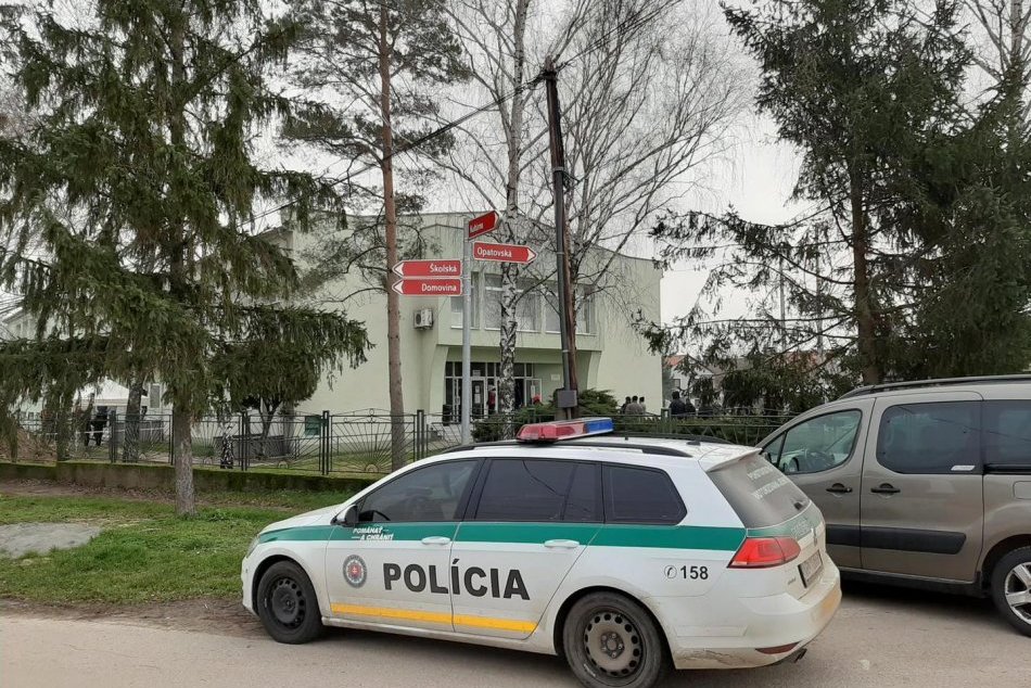 Ilustračný obrázok k článku Pozitívny muž bez domova prespal vo vchode na Klokočine: Zasiahnuť musela polícia