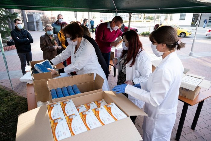 Ilustračný obrázok k článku Lekári i zariadenia v Trenčianskom kraji dostávajú novú várku ochranných pomôcok