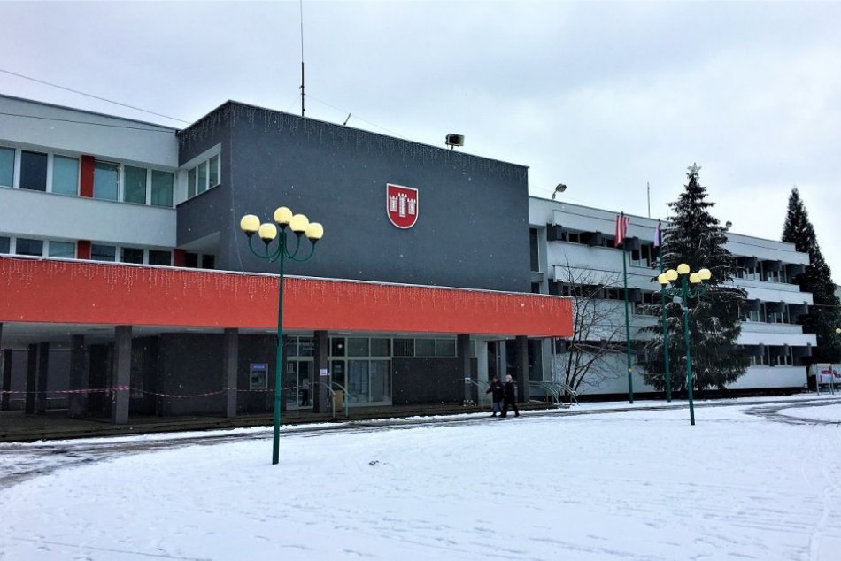 Ilustračný obrázok k článku Na Mestský úrad v Považskej Bystrici sa len tak nedostanete: Nové úradné HODINY