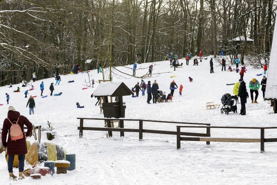 Ilustračný obrázok k článku Koliba a Kamzík sú opäť plné. Polícia má kontroverzné odporúčanie