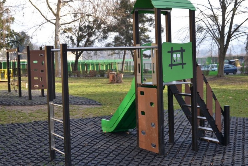 Ilustračný obrázok k článku Lepšie vyžitie pre deti v Humennom: Pribudli nové ihriská, FOTO