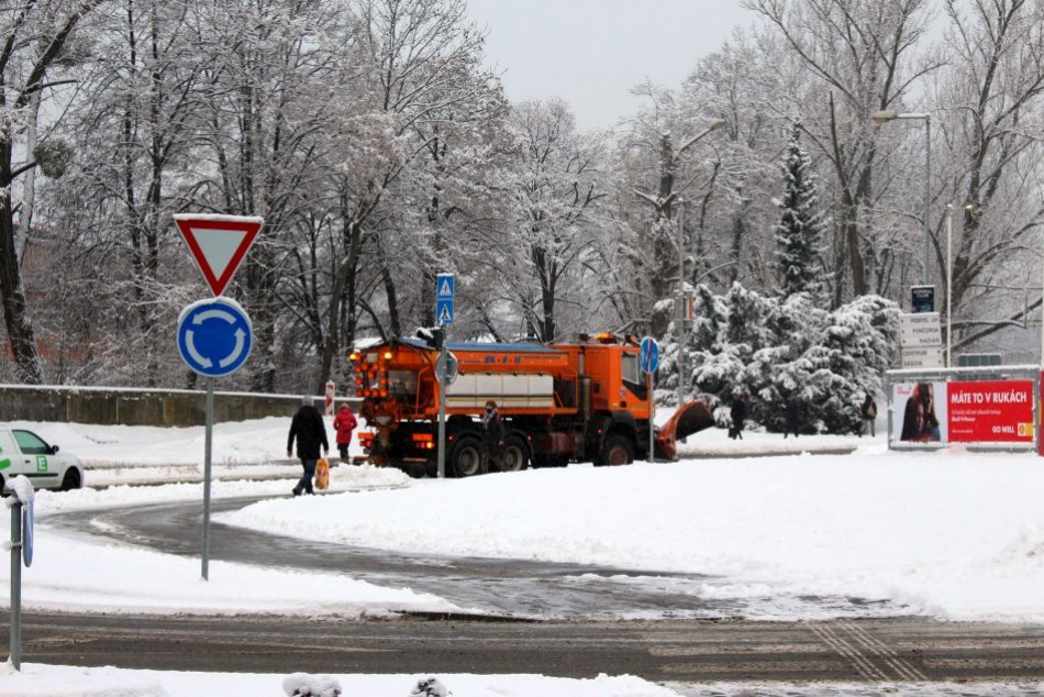 Ilustračný obrázok k článku Ste spokojní s údržbou ciest a chodníkov v Bystrici? Prebehli už desiatky výjazdov