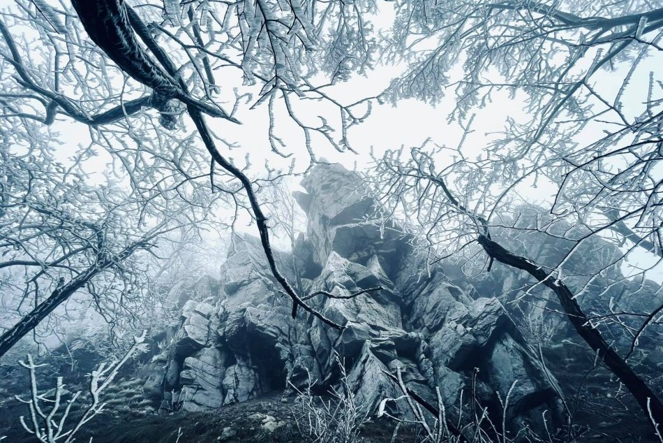 Ilustračný obrázok k článku Tu kraľuje zima: Tuhé mrazy premenili okolie Zobora na ľadovú krajinu, FOTO