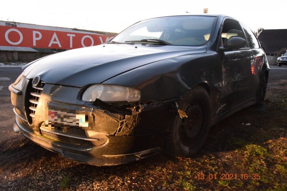 Ilustračný obrázok k článku Policajná naháňačka ako z akčného filmu: Vodič v Lučenci poškodil niekoľko áut aj plot, FOTO