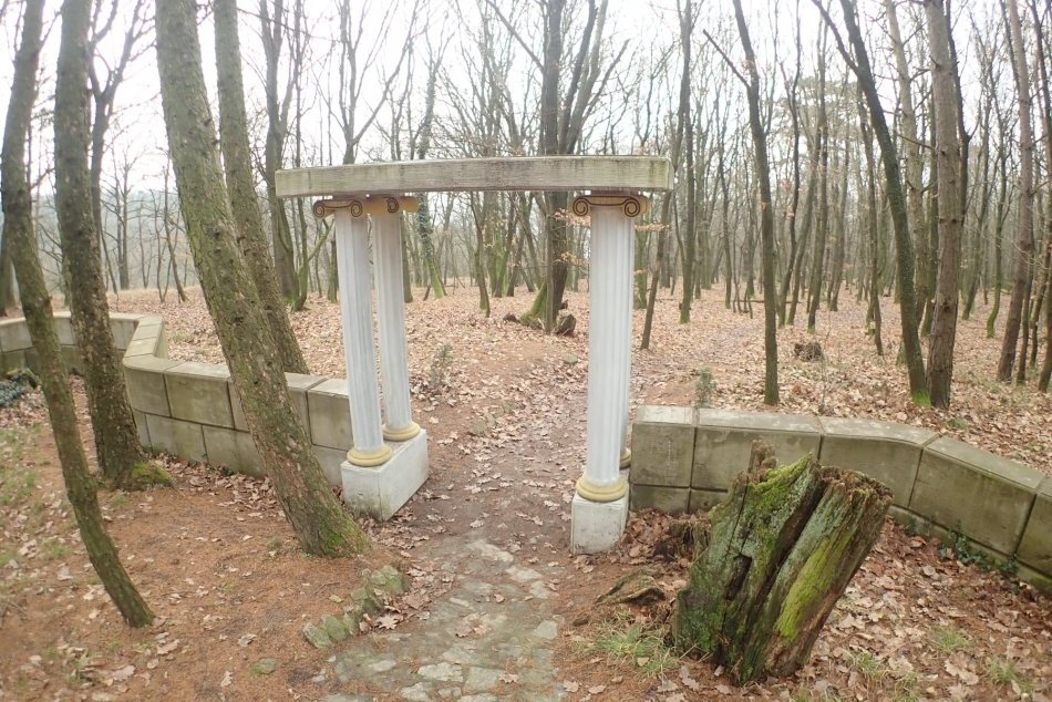 Ilustračný obrázok k článku Nelegálne posedenie v lesoparku: Kto do prírody nanosil kopu betónu a "antické stĺpy"? + FOTO