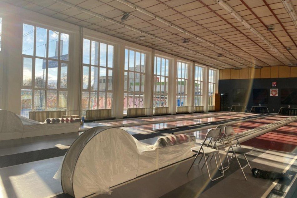 Ilustračný obrázok k článku Zlepšili podmienky pre hráčov: Mesto vymenilo okná na kolkárni, FOTO