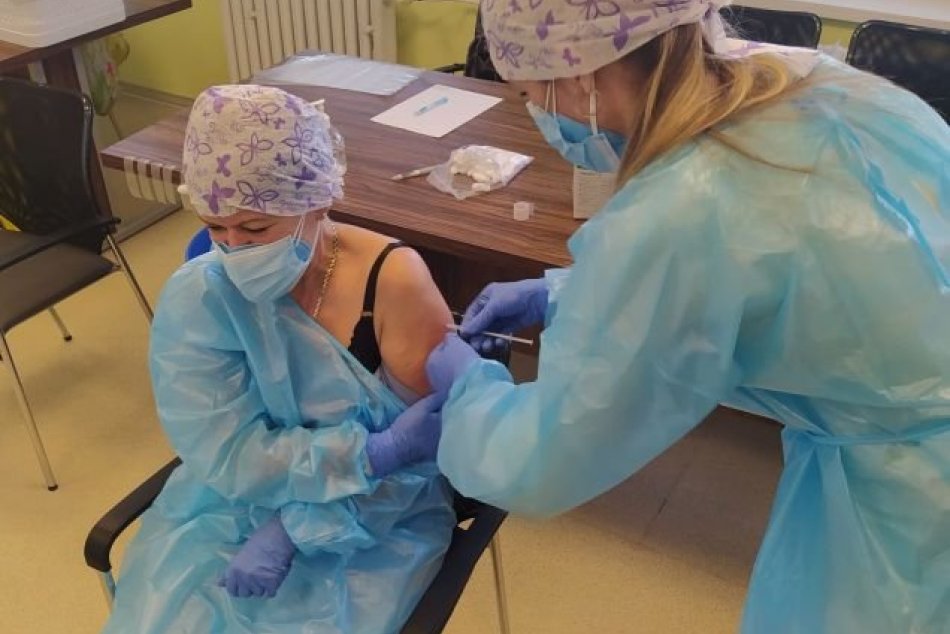 Ilustračný obrázok k článku Aj zvolenská nemocnica očkuje proti COVID-19: Koľko zdravotníkov to už využilo?