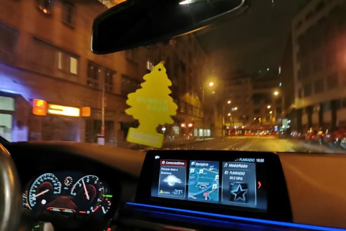 Ilustračný obrázok k článku Rozvoňali náš život: Za vznikom vonného stromčeka bol smrad, za avivážou drina