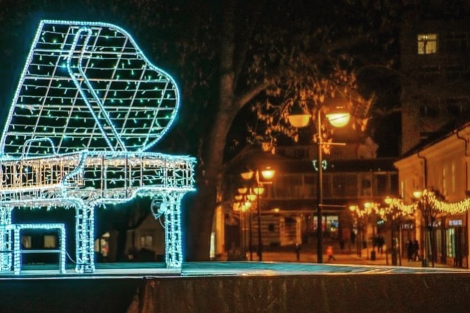 Ilustračný obrázok k článku Trenčianske Teplice sú po zotmení ako z rozprávky: Plesová zima aspoň takto, FOTO