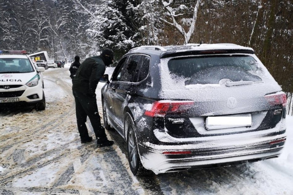 Ilustračný obrázok k článku Policajti v akcii: Kontrola pri lyžiarskom stredisku Čertov, FOTO