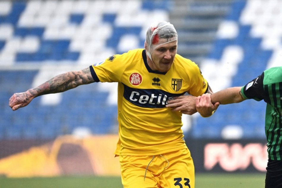 Ilustračný obrázok k článku Terminátor Kucka: Dostal kopanec do hlavy, mal krvavú ranu a ešte dal gól, FOTO