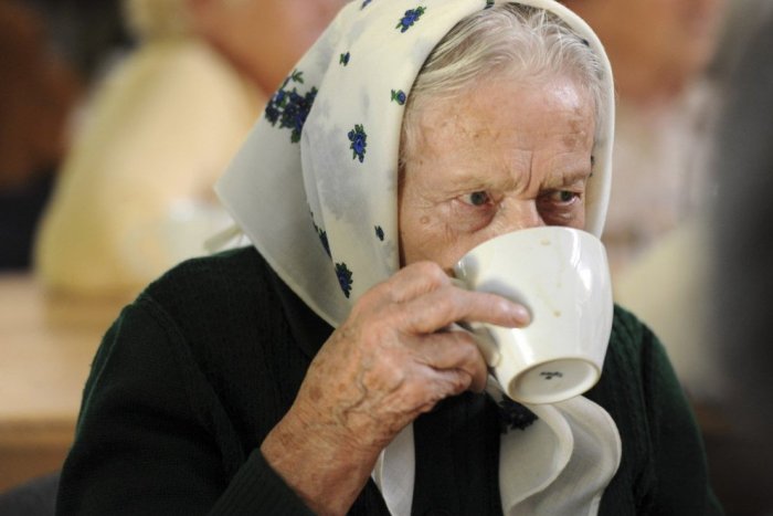 Ilustračný obrázok k článku Ochranné obleky im naháňajú strach: Pre seniorov v obci pri Žiari môže byť očkovanie problém