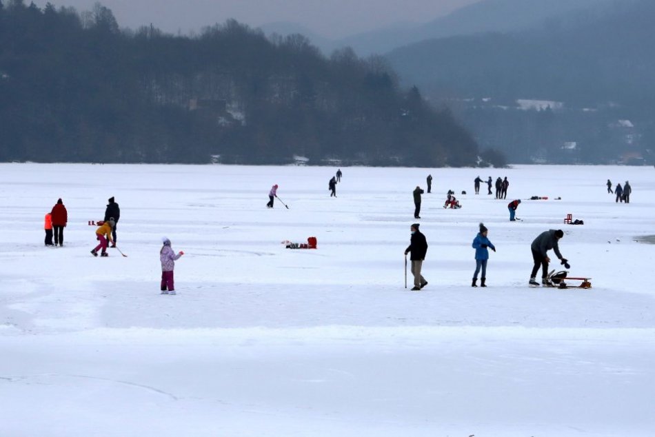 Ilustračný obrázok k článku Mrazy vytiahli Zvolenčanov na Môťovú: Zábery, ktoré hovoria za všetko, FOTO