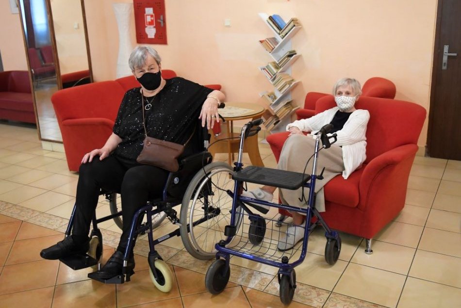 Ilustračný obrázok k článku Dátum, kedy v Handlovej povolia návštevy seniorov: Treba splniť tieto podmienky