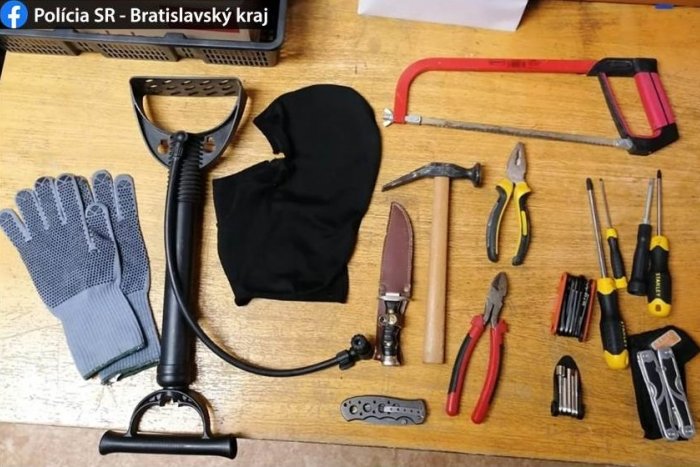 Ilustračný obrázok k článku Zlodej vytiahol na majiteľa bytu nôž: Hrozí mu 5 rokov za mrežami