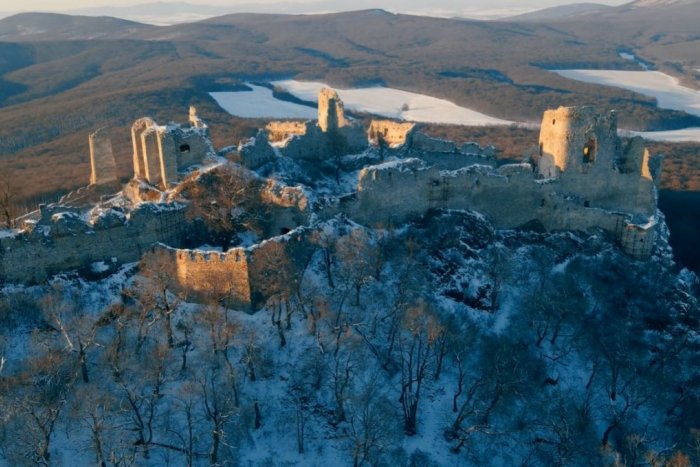 Ilustračný obrázok k článku Život utíchol aj na hrade Gýmeš: Sledujte tú zimnú rozprávku, VIDEO