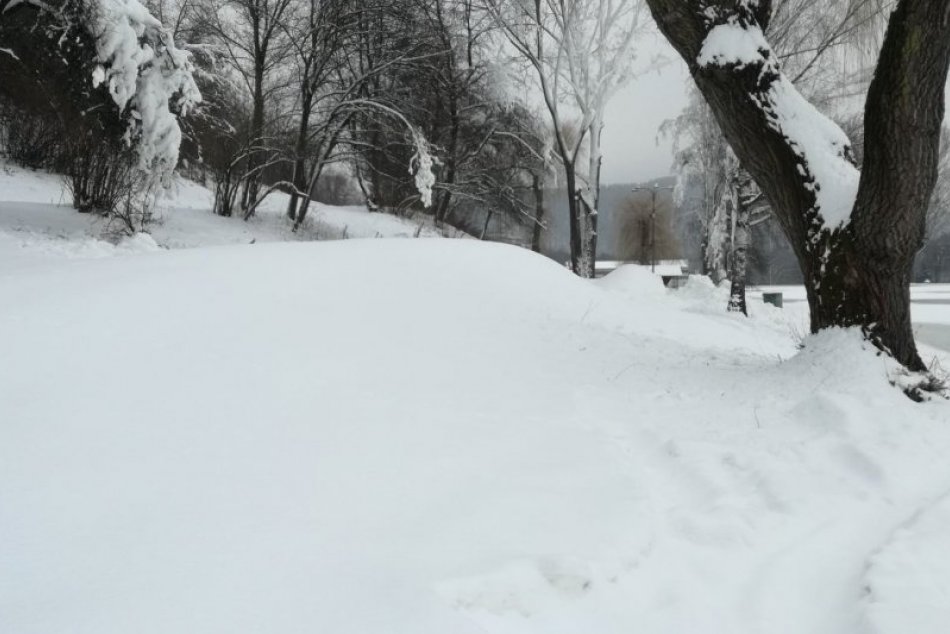 Ilustračný obrázok k článku Čaká sa len na zelenú: Bežkársky okruh na bystrickom kúpalisku je zasnežený, FOTO