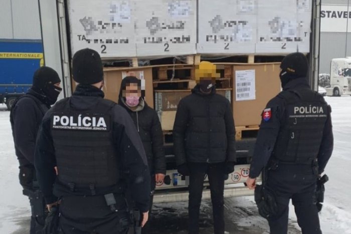 Ilustračný obrázok k článku Zúfalý čin migrantov z Líbye: Z Rumunska až do Trenčína na nápravách návesu!