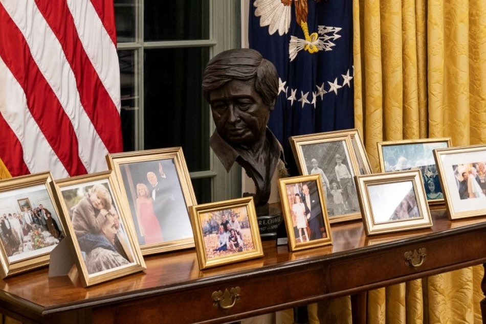 Ilustračný obrázok k článku Biden sa pustil do upratovania Oválnej pracovne: Čo vymenil ako prvé okrem rodinných FOTO?