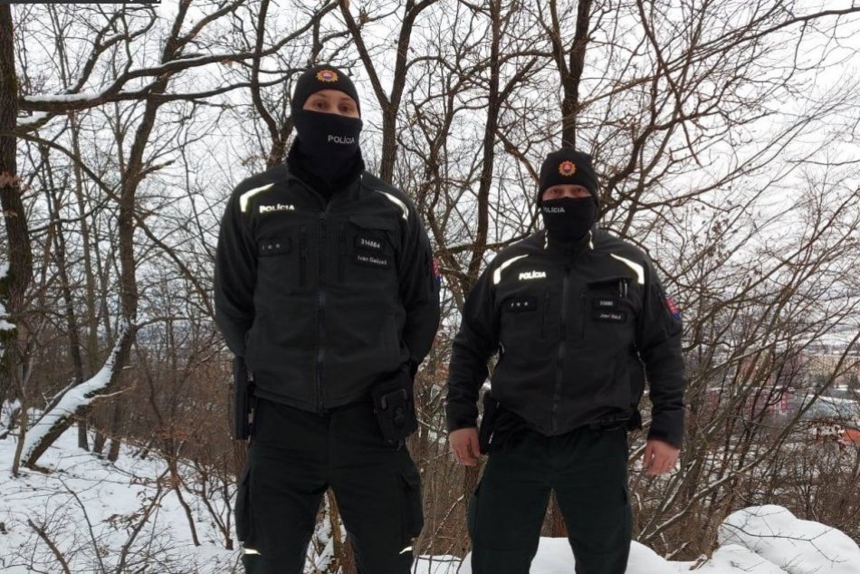 Ilustračný obrázok k článku Pri fotení mesta spadol muž do rokliny: Život mu zachránili policajní hrdinovia