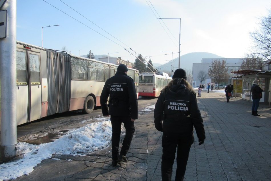 Ilustračný obrázok k článku Dodržiavajú Bystričania opatrenia? Takto dopadli kontroly v obchodoch a MHD, FOTO