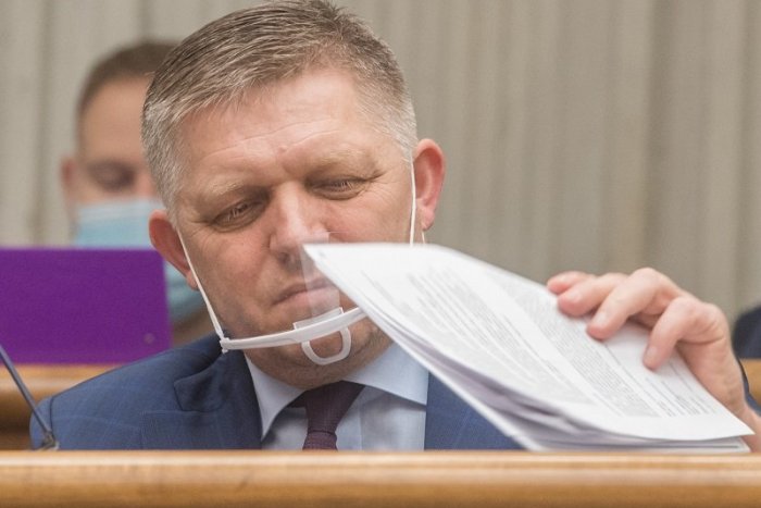 Ilustračný obrázok k článku Fico naložil Matovičovi: Keď prídu ľudia pred jeho dom, je ROZTRASENÝ ako cigareta!