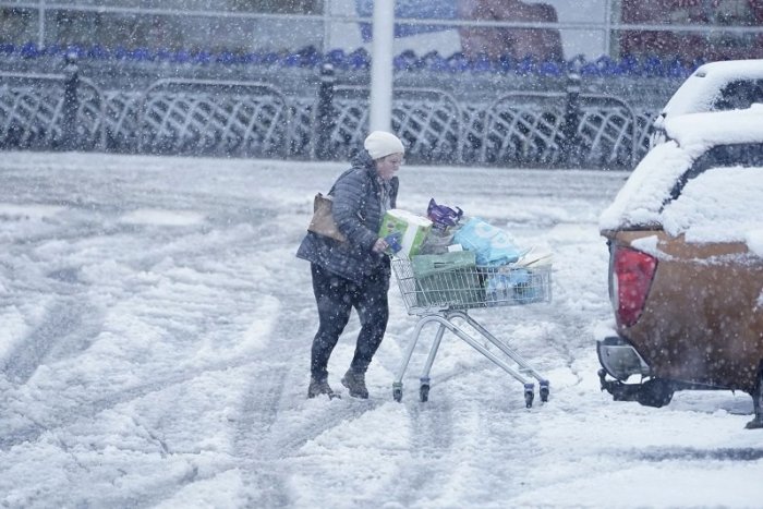 Ilustračný obrázok k článku Okresy Banskobystrického kraja čelia VÝSTRAHÁM: Hrozia desiatky centimetrov snehu aj poľadovica