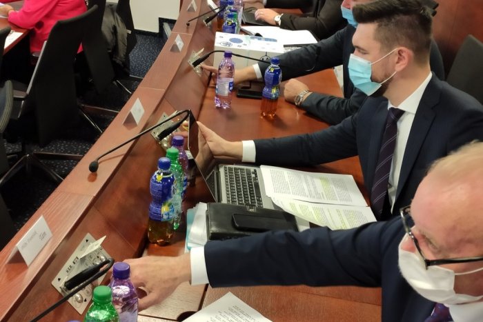 Ilustračný obrázok k článku Reakcia na vyhlášku hygienikov: Na župné zastupiteľstvo verejnosť nepustia