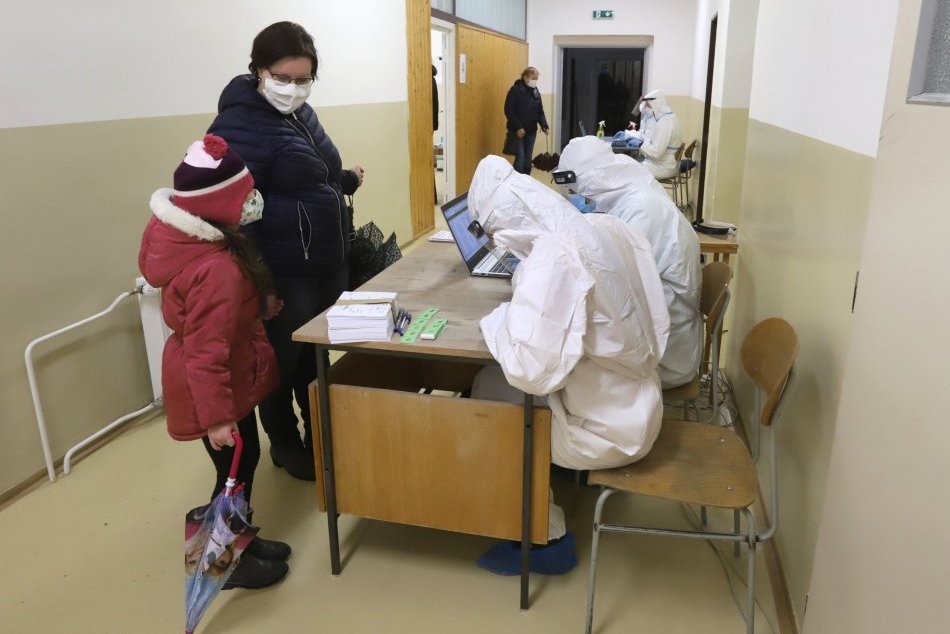 Ilustračný obrázok k článku V Prievidzi v sobotu otestovali takmer 10-tisíc ľudí: Koľko bolo pozitívnych?