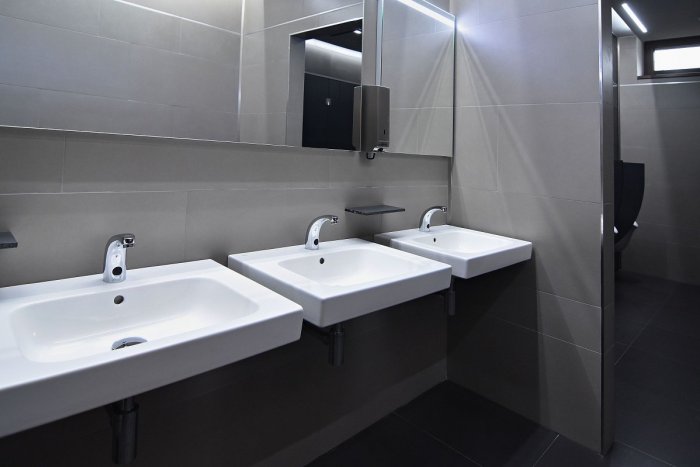 Ilustračný obrázok k článku Handlová bude mať nové verejné toalety: Budú v tejto budove na námestí