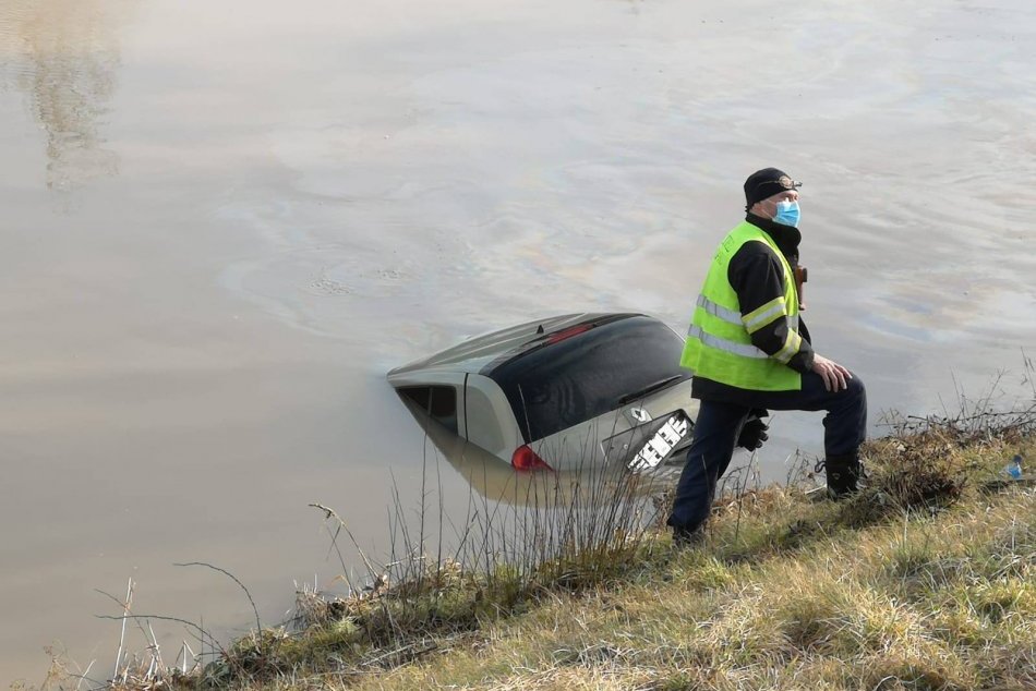 Ilustračný obrázok k článku Polícia hľadá svedkov! Z derivačného kanála vytiahli osobné auto s mŕtvym mužom, FOTO
