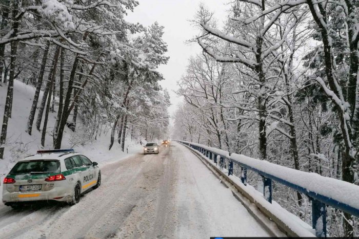 Ilustračný obrázok k článku Dlhé kolóny a popadané stromy. Sneženie od rána komplikuje dopravu