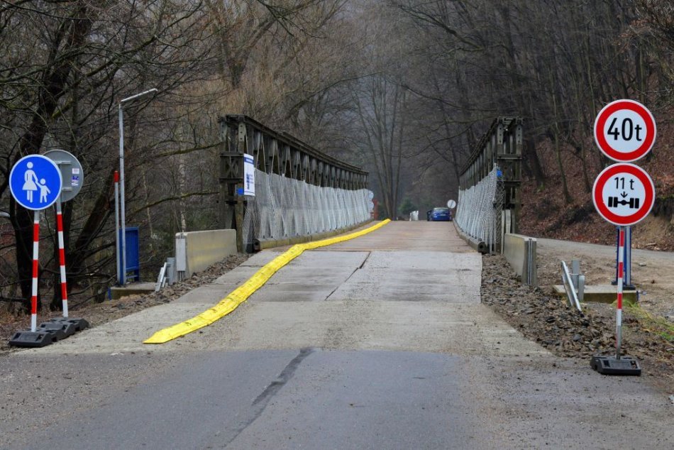 Ilustračný obrázok k článku Po dočasnom moste v Kysaku už vodiči neprejdú! Cez víkend ho začnú rozoberať