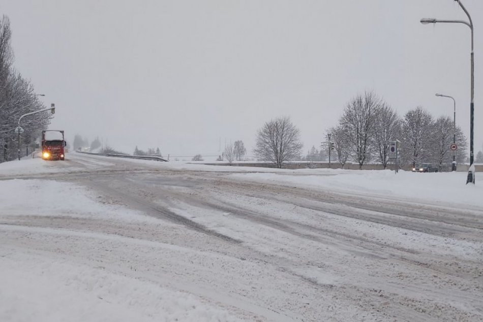 Ilustračný obrázok k článku Dopravu v okolí Prešova vo veľkom skúša sneh: Popadané stromy, aj kolóny s kamiónmi!