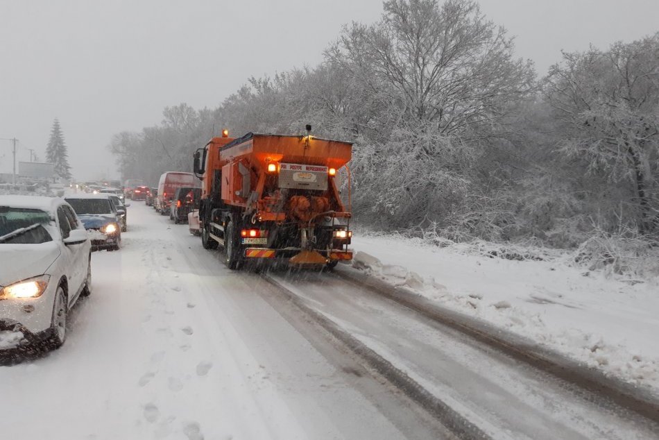 Ilustračný obrázok k článku V BBSK funguje NOVINKA, ktorú vodiči ocenia: Na PROBLÉMY na cestách je pripravená okamžite